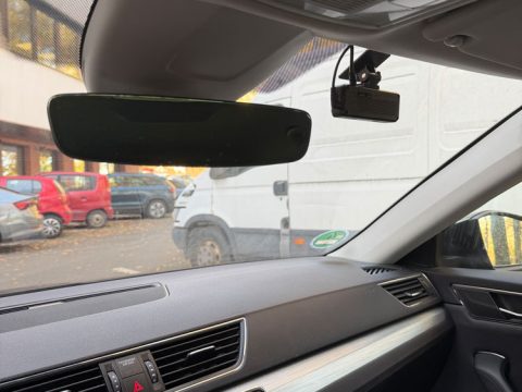 Montáž přední + zadní záznamové kamery Thinkware Q200 PRO do Škoda Superb