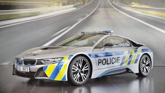 p90259066 highres handover of bmw i8 t 920199fac5 660x371