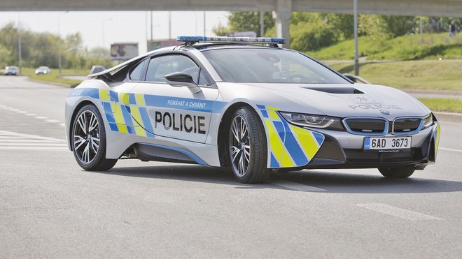 p90259069 highres handover of bmw i8 t 58b6ce64d3 660x371